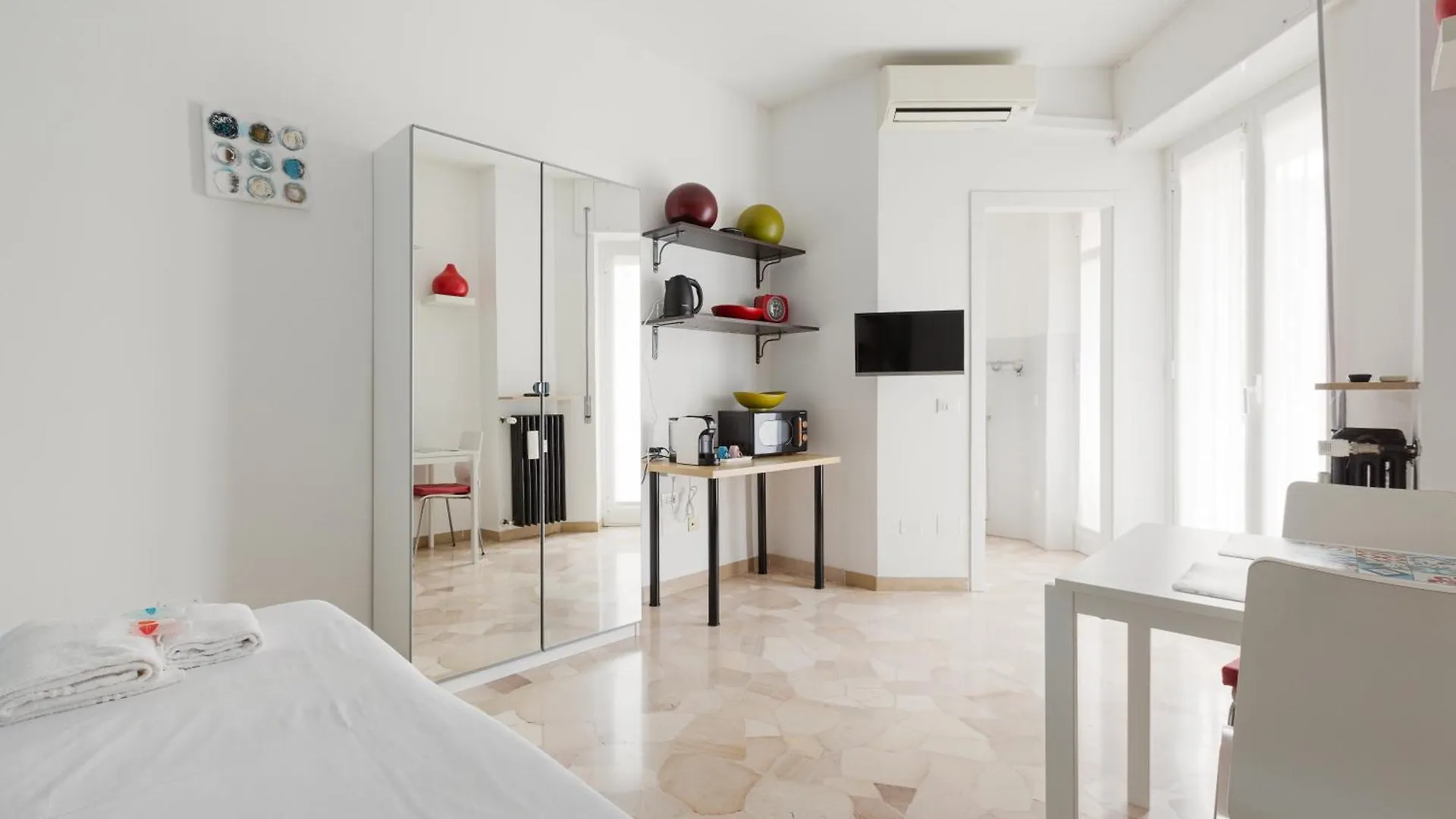 Lorenteggio-Piazza Frattini Balcony Apartment Милан
