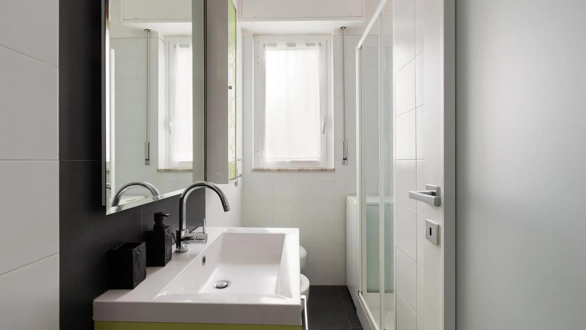 Lorenteggio-Piazza Frattini Balcony Apartment Милан