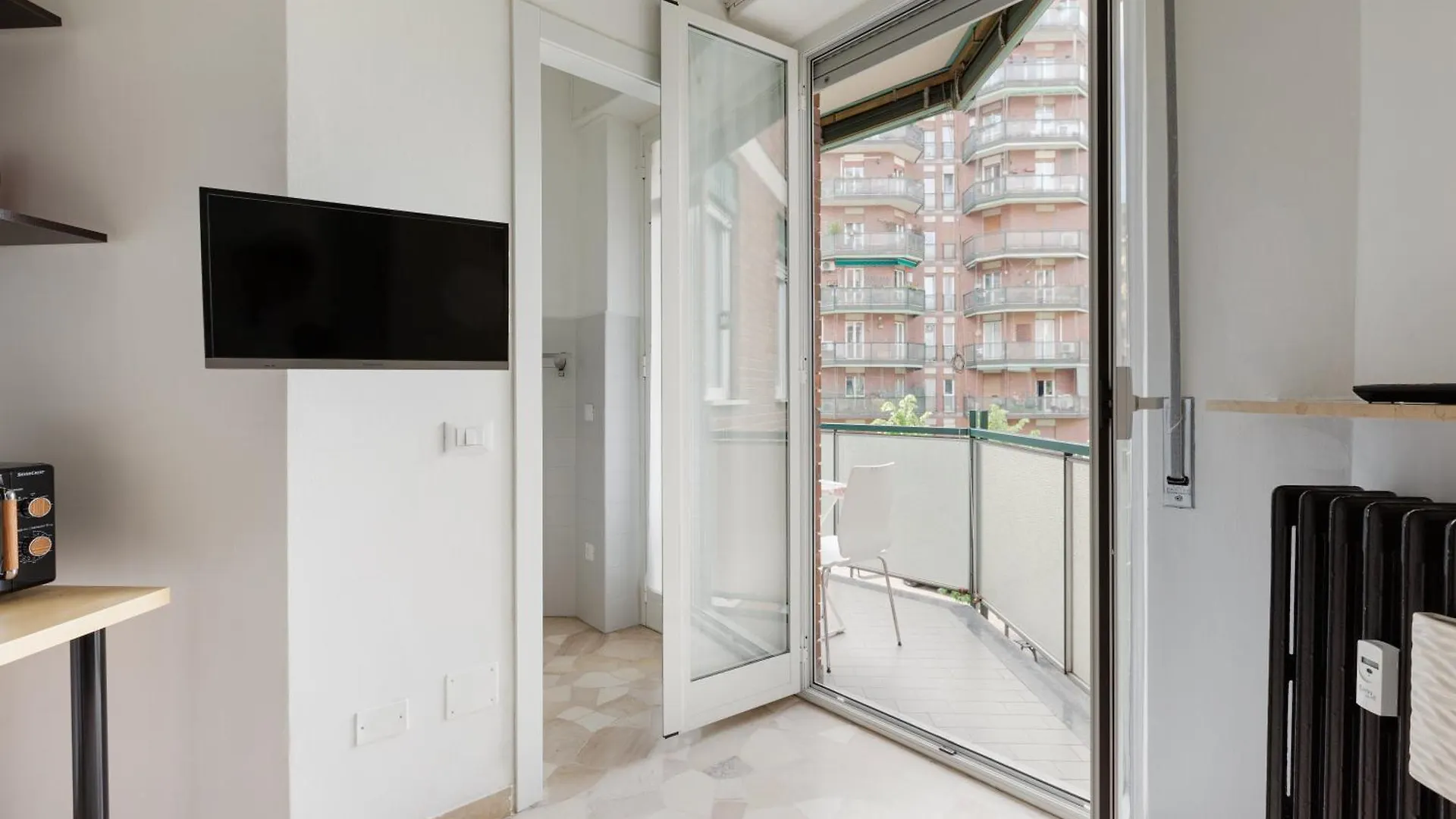 Lorenteggio-Piazza Frattini Balcony Apartment Милан Италия