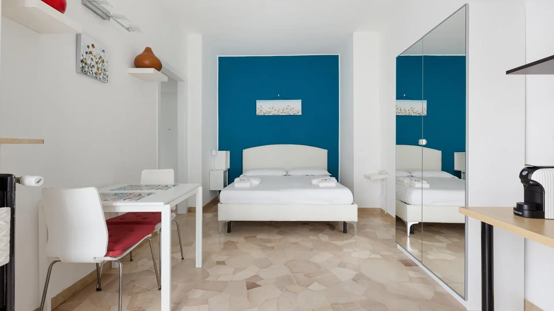 Lorenteggio-Piazza Frattini Balcony Apartment Милан