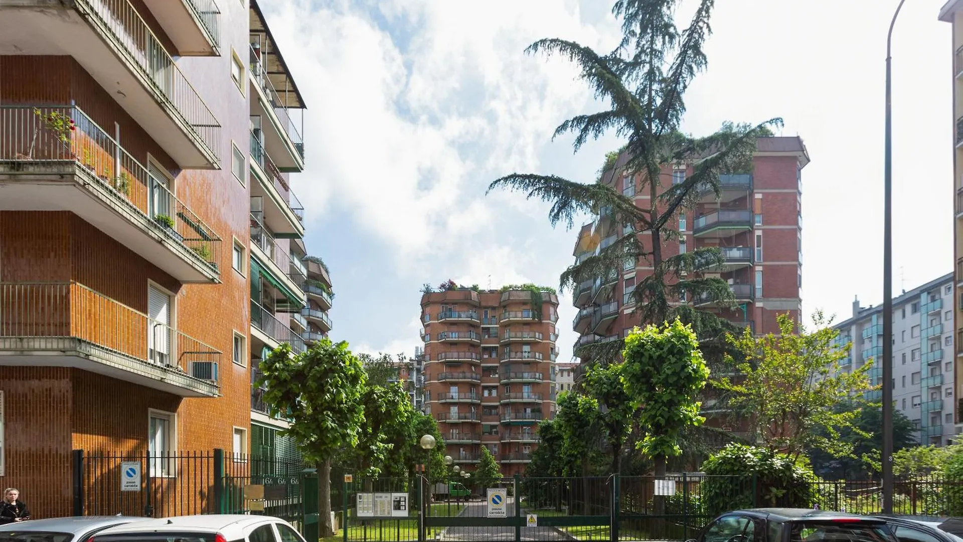Lorenteggio-Piazza Frattini Balcony Apartment Милан