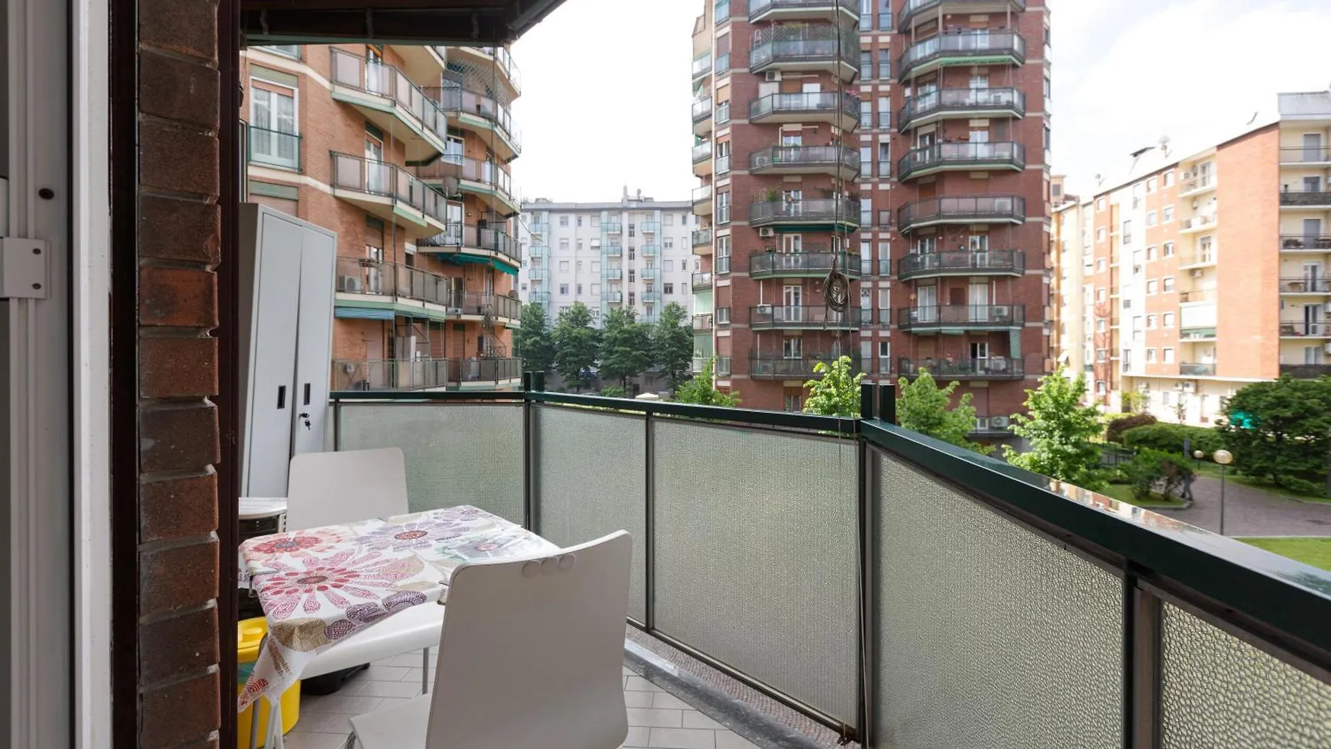 Lorenteggio-Piazza Frattini Balcony Apartment Милан