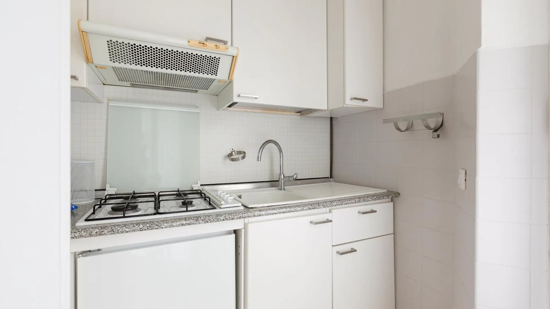 Lorenteggio-Piazza Frattini Balcony Apartment Milan